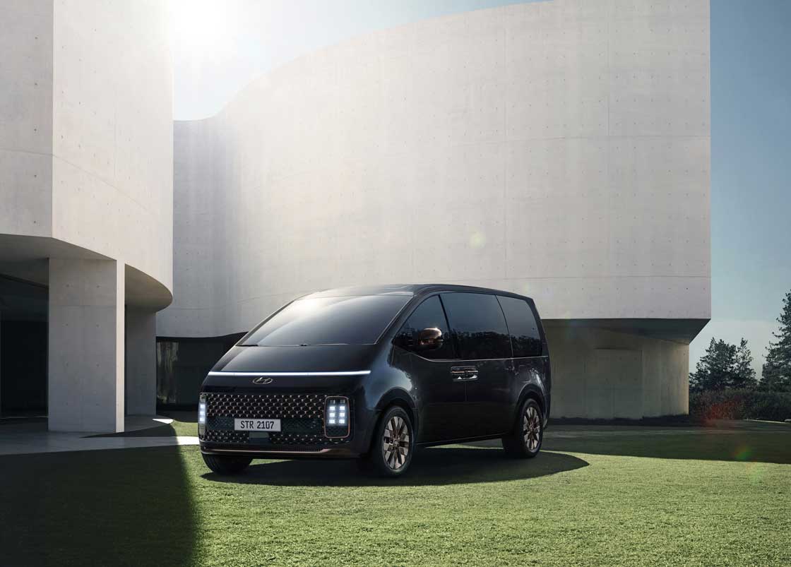 фото STARIA на газоні